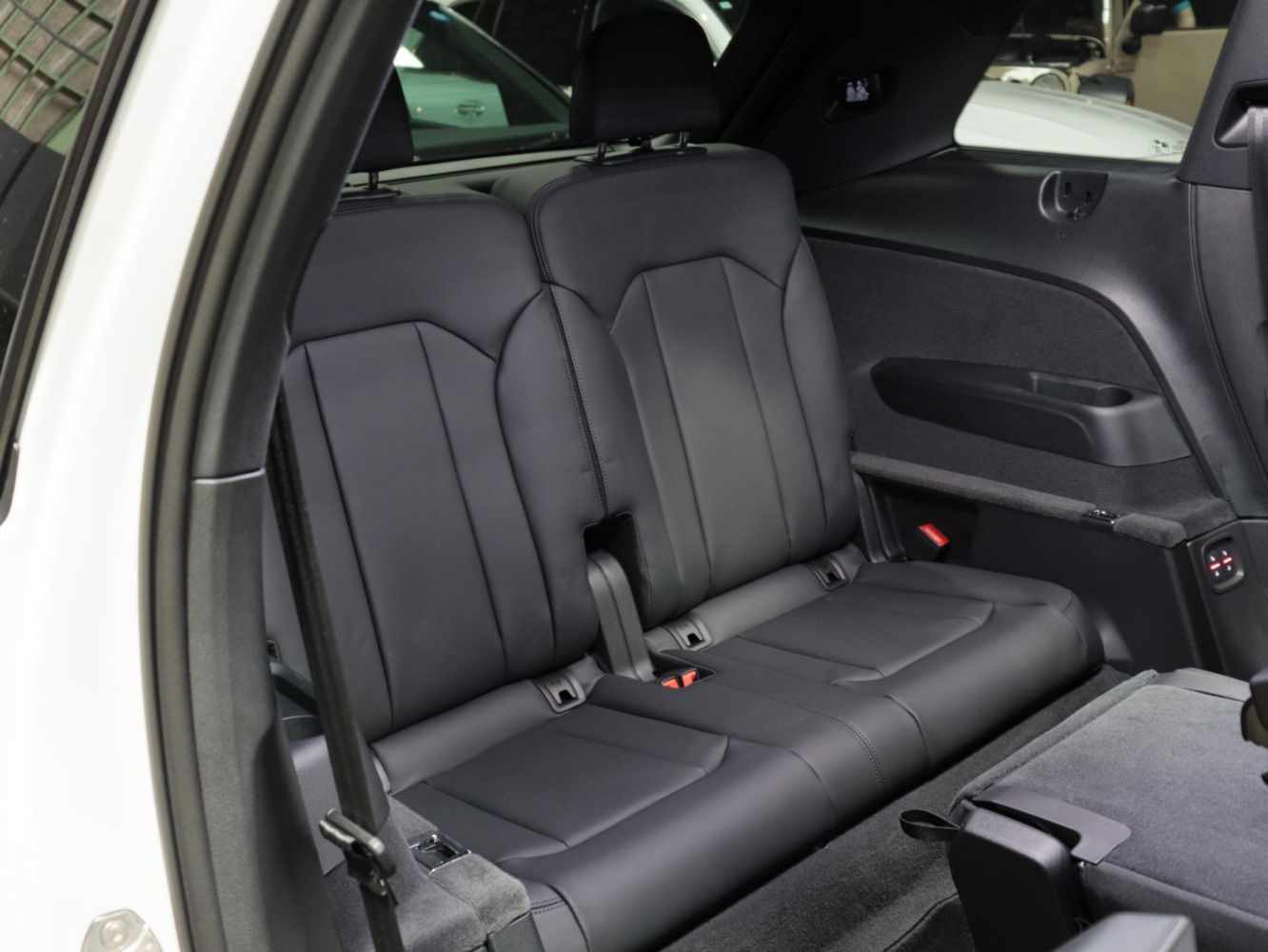 アウディ　ＳQ７　ベースグレード
