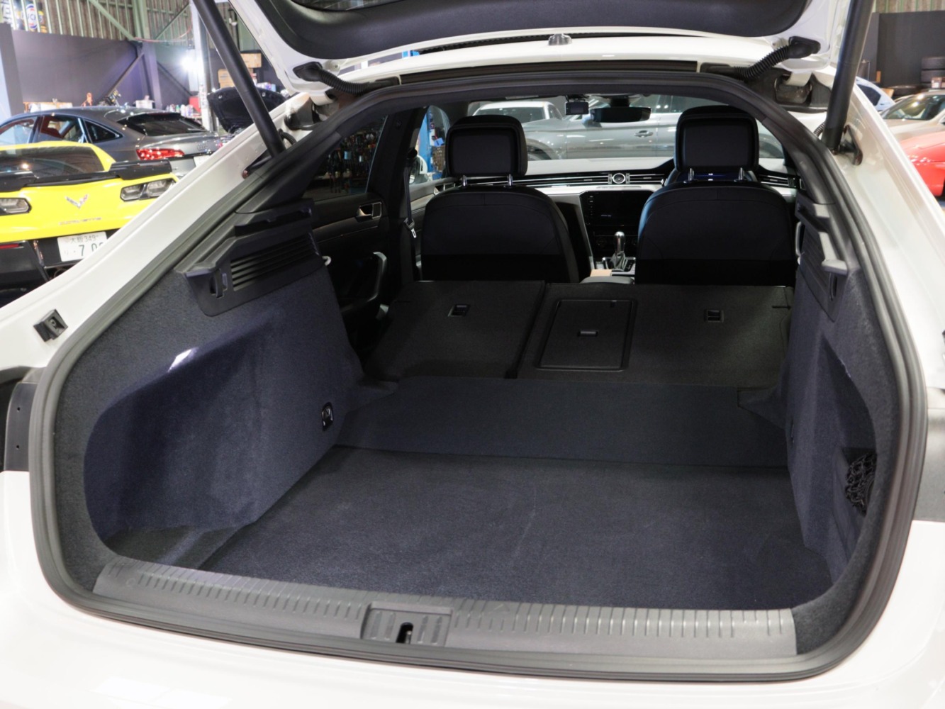 フォルクスワーゲン　アルテオン　ＴＳＩ　４モーション　Ｒライン　アドバンス