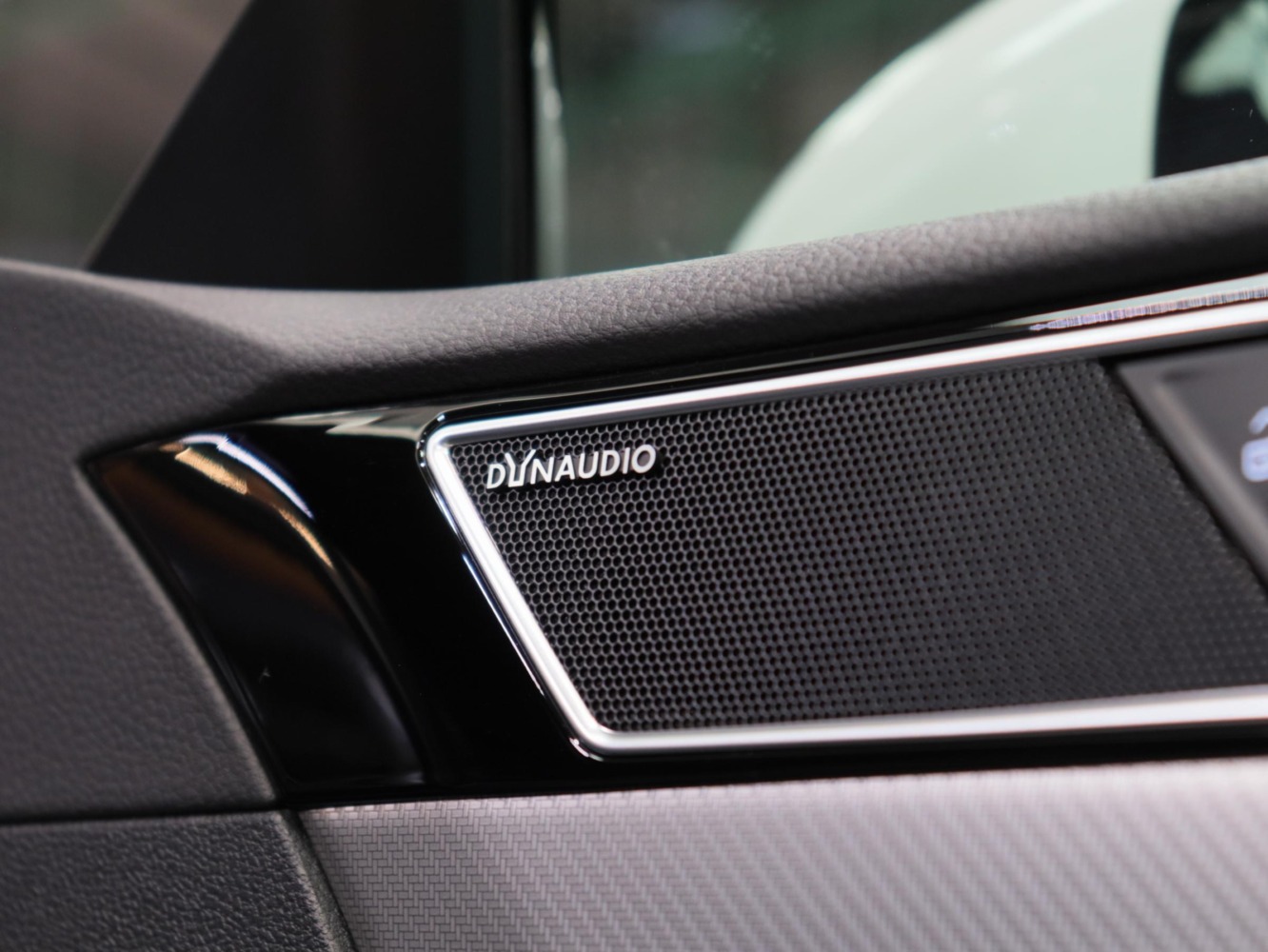 フォルクスワーゲン　アルテオン　ＴＳＩ　４モーション　Ｒライン　アドバンス