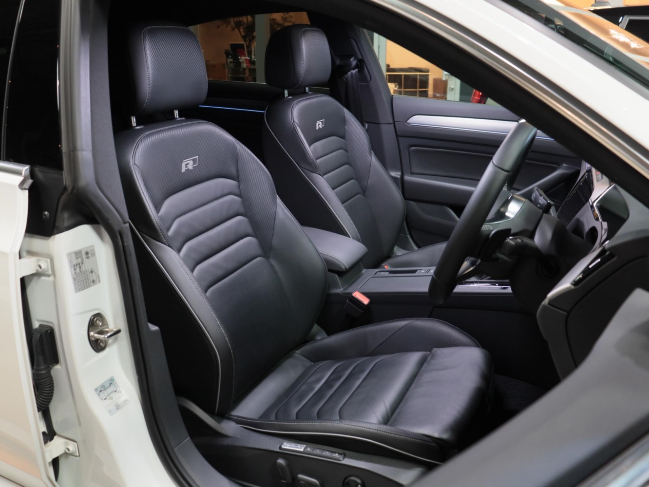 フォルクスワーゲン　アルテオン　ＴＳＩ　４モーション　Ｒライン　アドバンス
