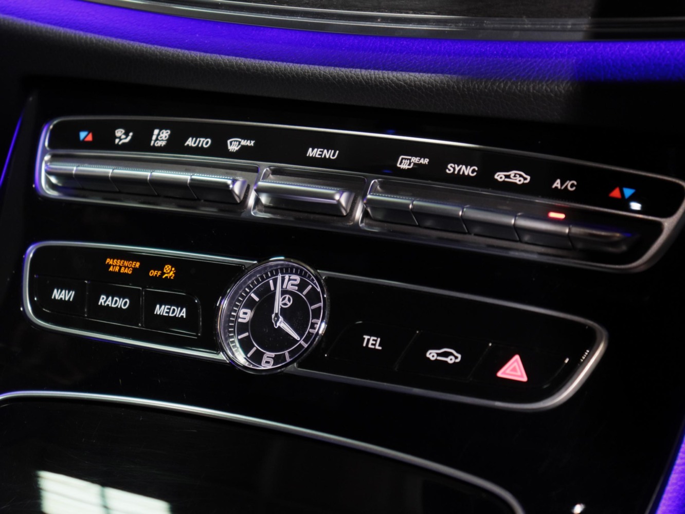 メルセデスベンツ　Ｅ２２０ｄ　ステーションワゴン　アバンギャルド　ＡＭＧライン