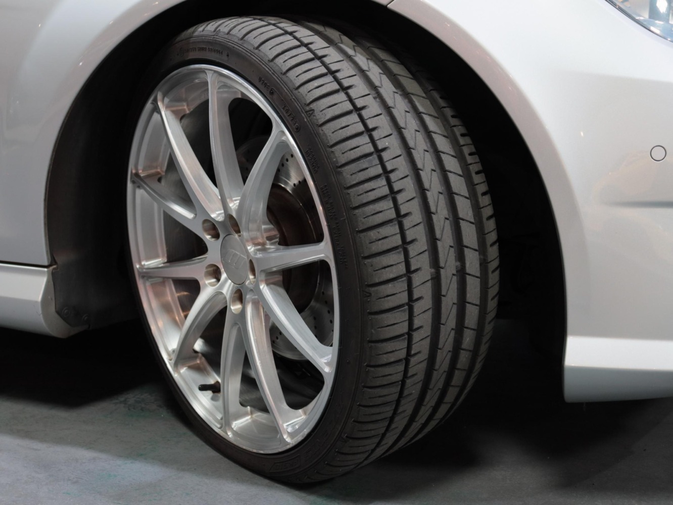 メルセデスベンツ　Ｃ３５０　ブルーエフィシェンシー　アバンギャルド
