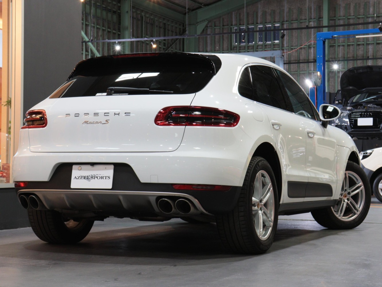 ポルシェ　マカンＳ　４ＷＤ　