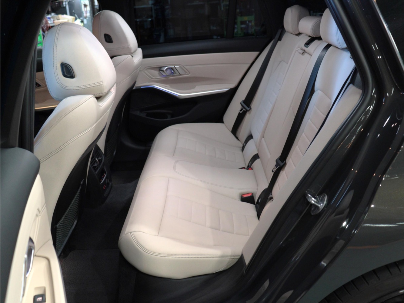 BMW ３シリーズツーリング　320d xドライブ ツーリングMスポーツ 4WD