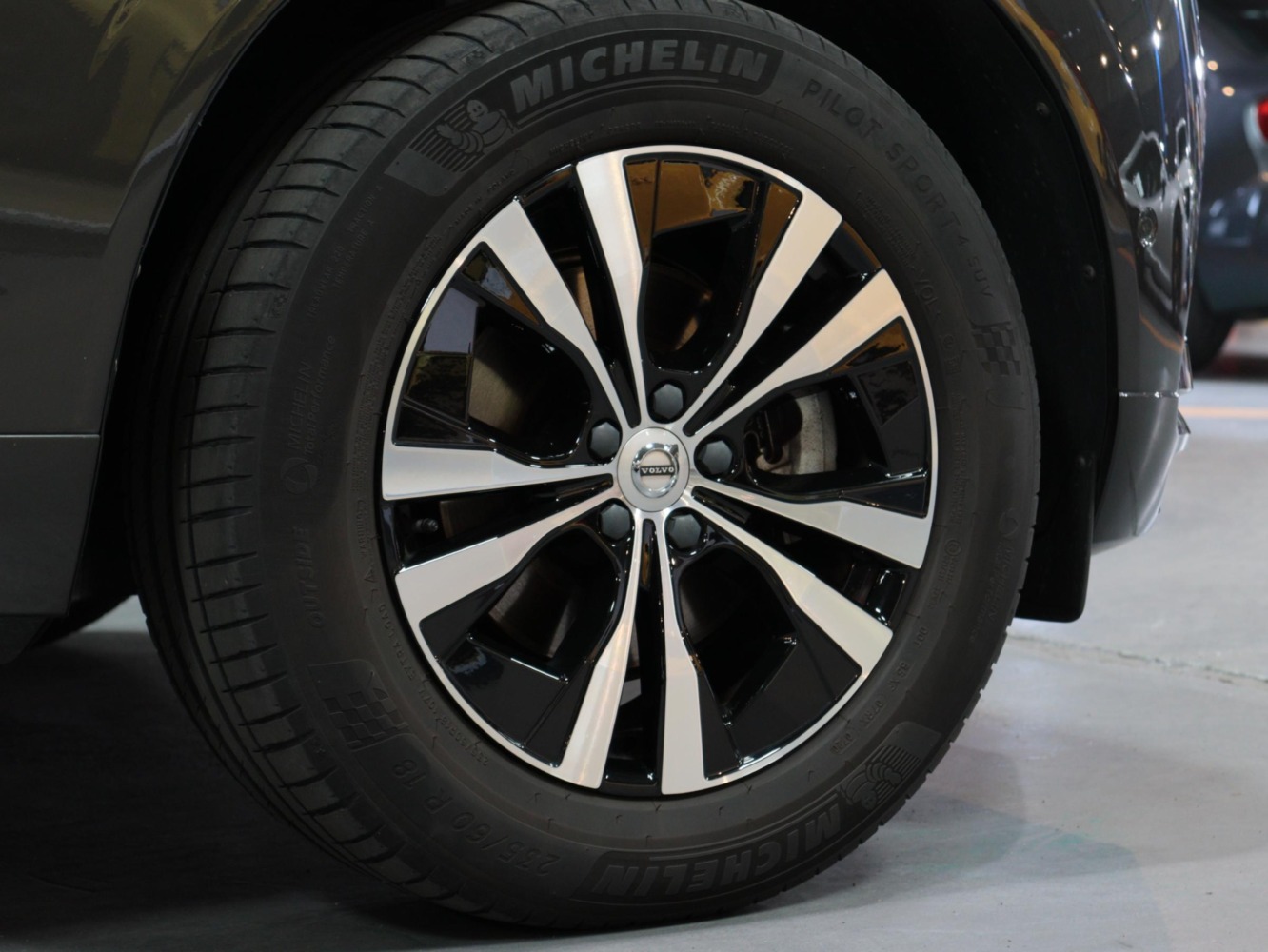 ボルボ　XC60　D4 AWDモメンタム 4WD