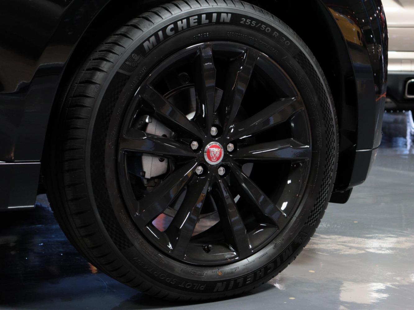 ジャガー　Ｆペイス　Ｒスポーツ　２．０Ｌ　Ｐ２５０　４ＷＤ