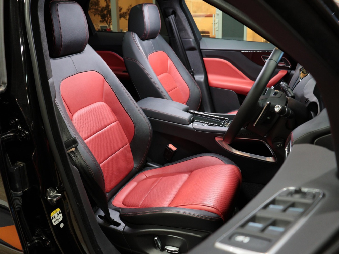 ジャガー　Ｆペイス　Ｒスポーツ　２．０Ｌ　Ｐ２５０　４ＷＤ