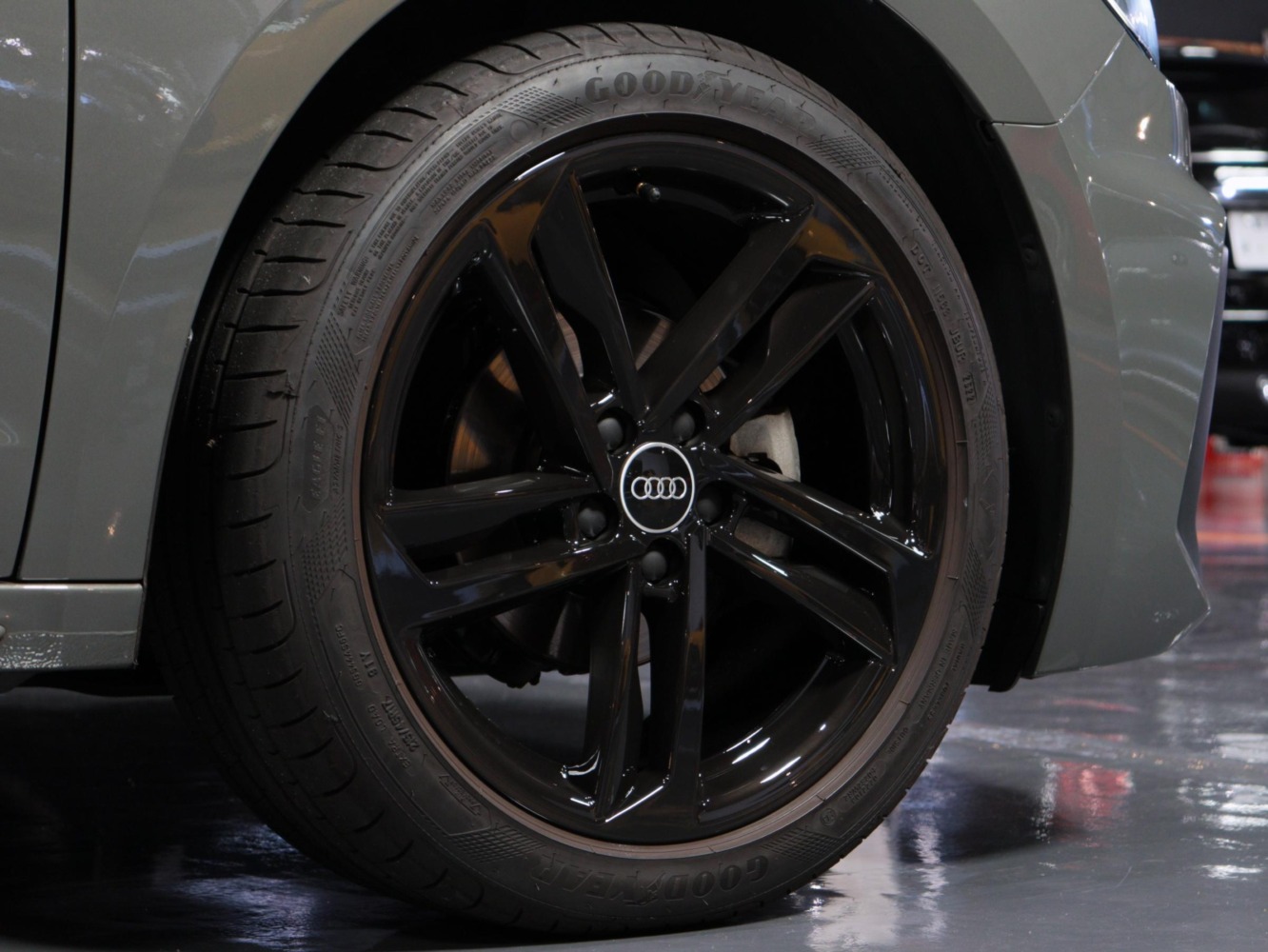 アウディ　Ａ１スポーツバック　２５ＴＦＳＩ　Ｓライン
