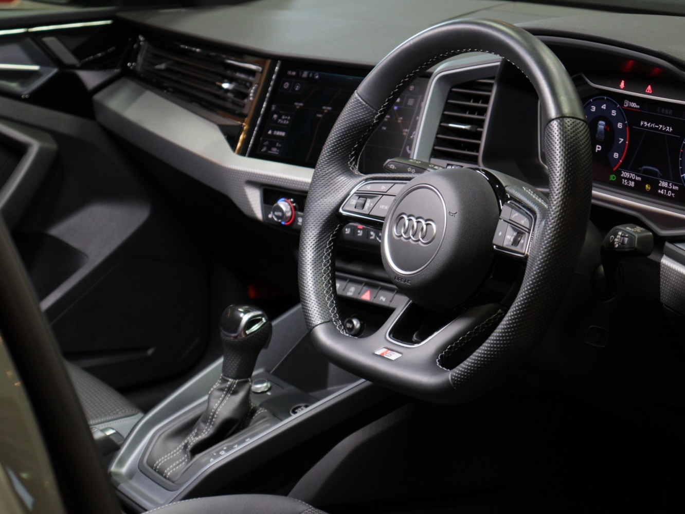 アウディ　Ａ１スポーツバック　２５ＴＦＳＩ　Ｓライン