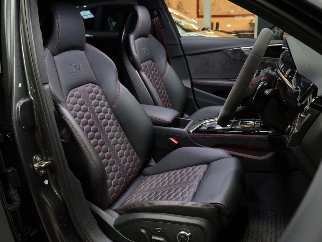 アウディ　ＲＳ４アバント　２．９　４ＷＤ　