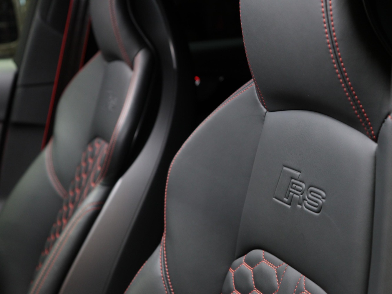 アウディ　ＲＳ４アバント　２．９　４ＷＤ　