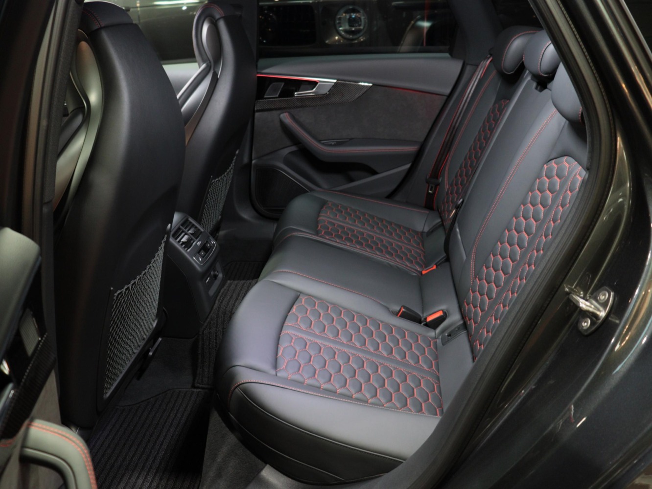 アウディ　ＲＳ４アバント　２．９　４ＷＤ　