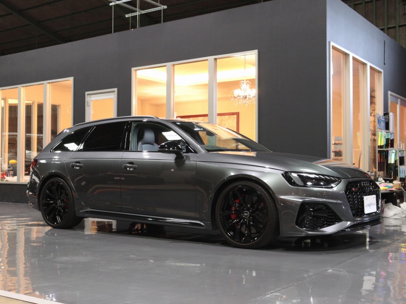 アウディ　ＲＳ４アバント　２．９　４ＷＤ　