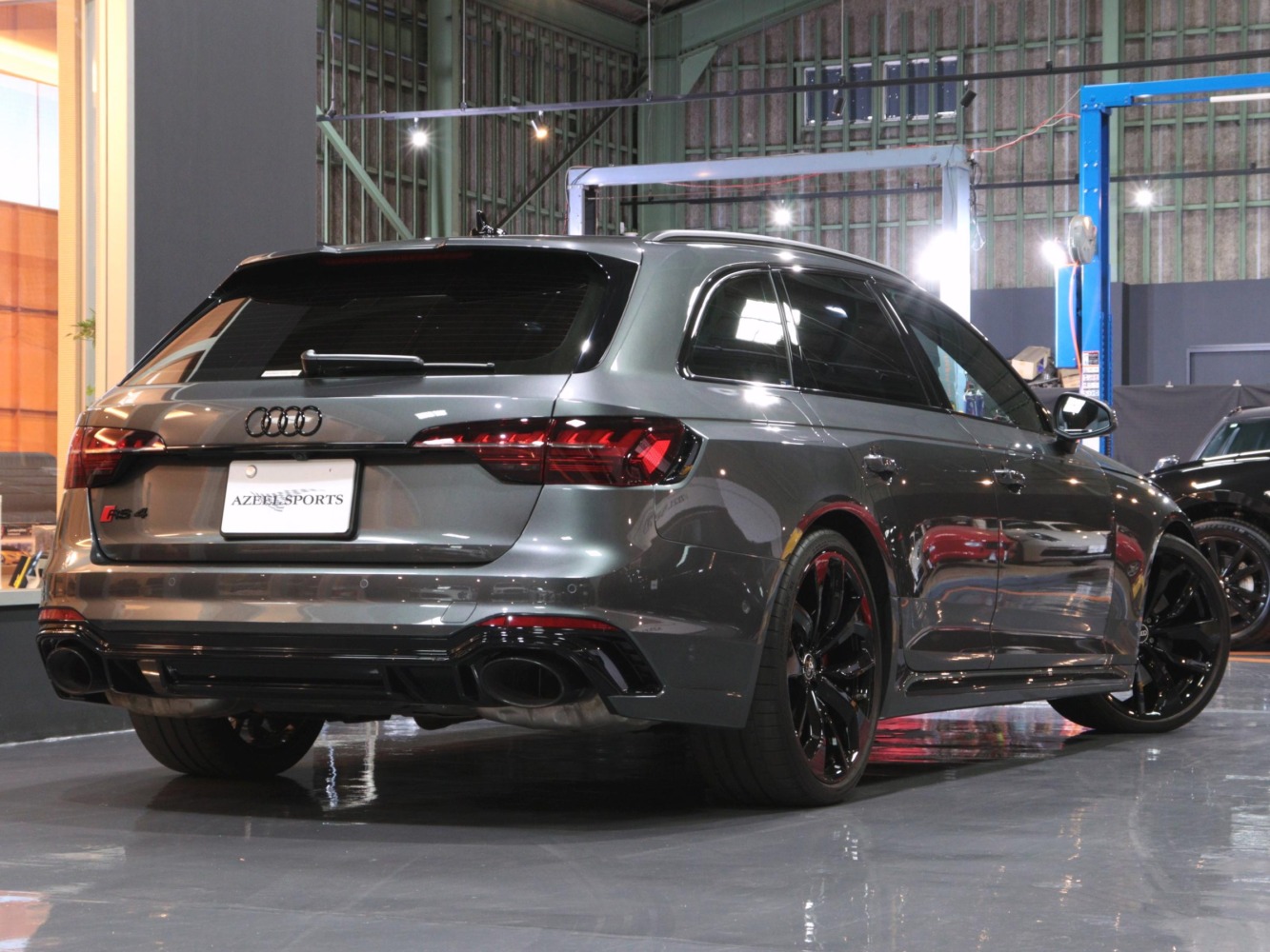アウディ　ＲＳ４アバント　２．９　４ＷＤ　